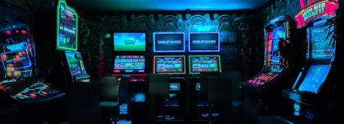 云端观赛直播中心多屏幕实时流媒体画面