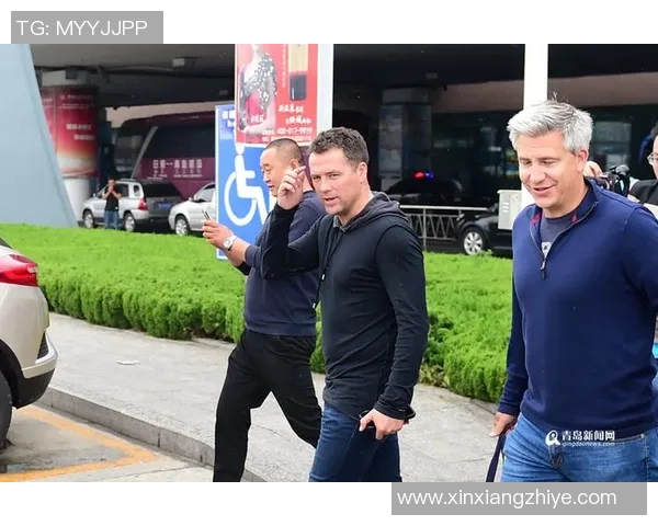 足球明星穿着立裆裤子的时尚风采与场上表现的完美结合解析